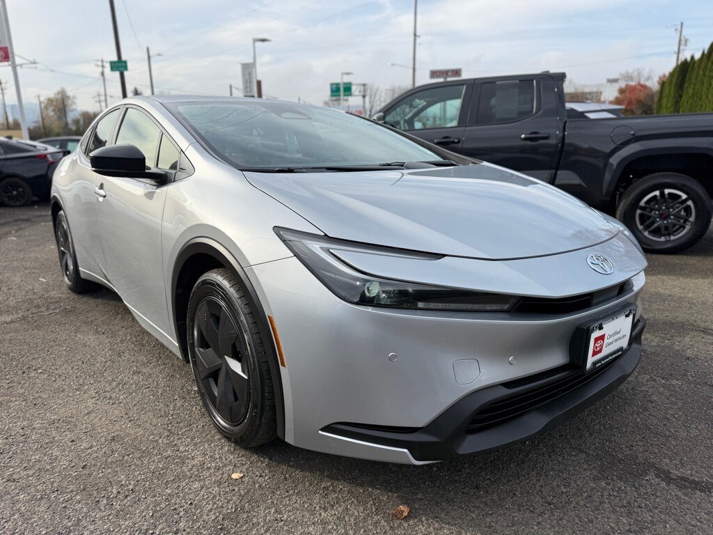 2024 Toyota Prius LE photo 2