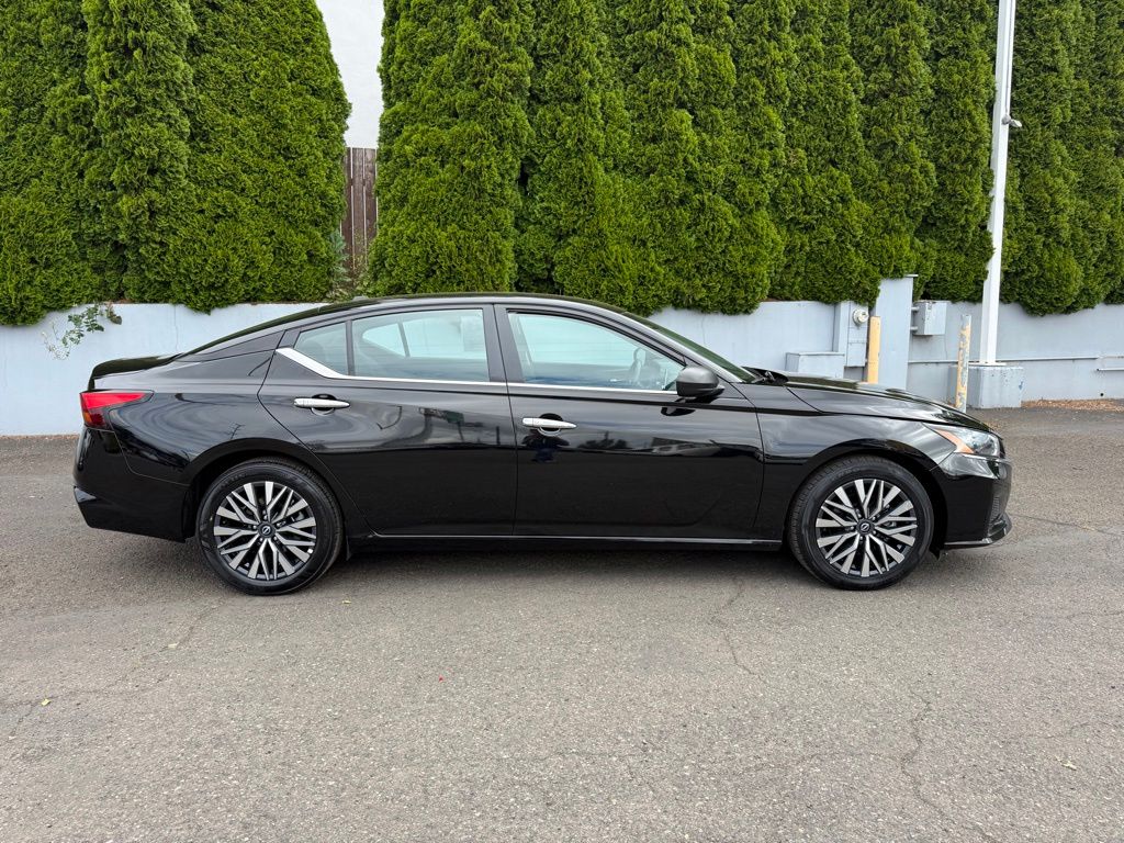 2025 Nissan Altima SV - Photo 9