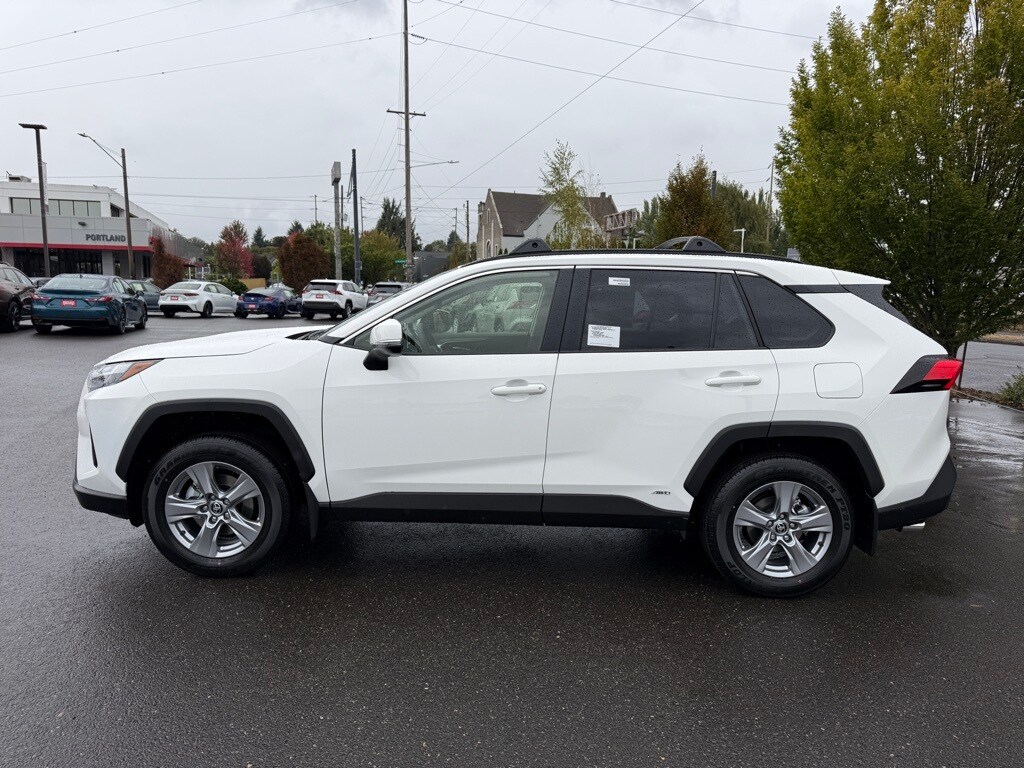 2025 Toyota RAV4 Hybrid XLE photo 3