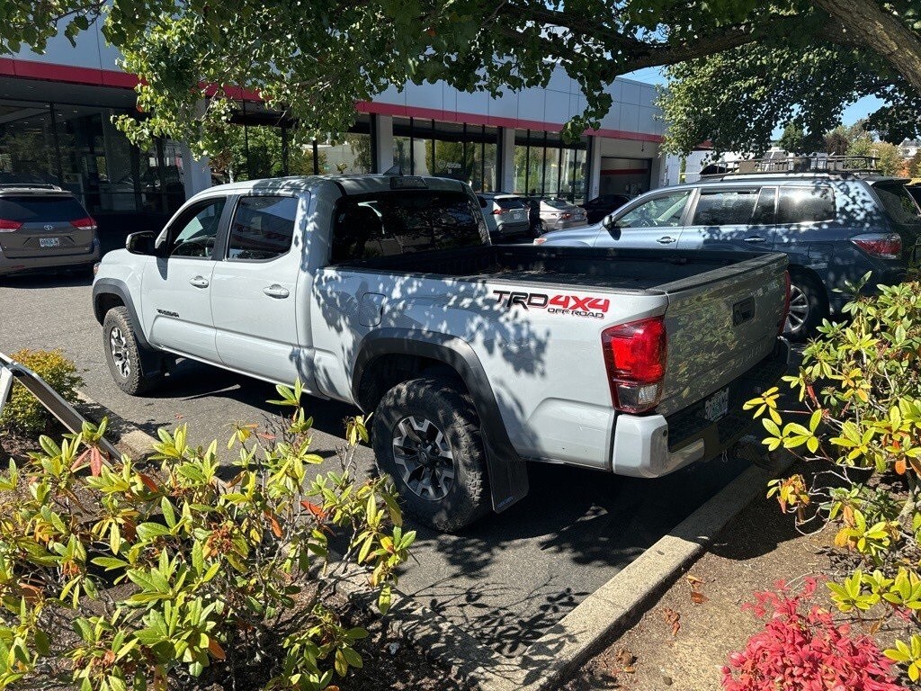 2019 Toyota Tacoma TRD Off-Road photo 2