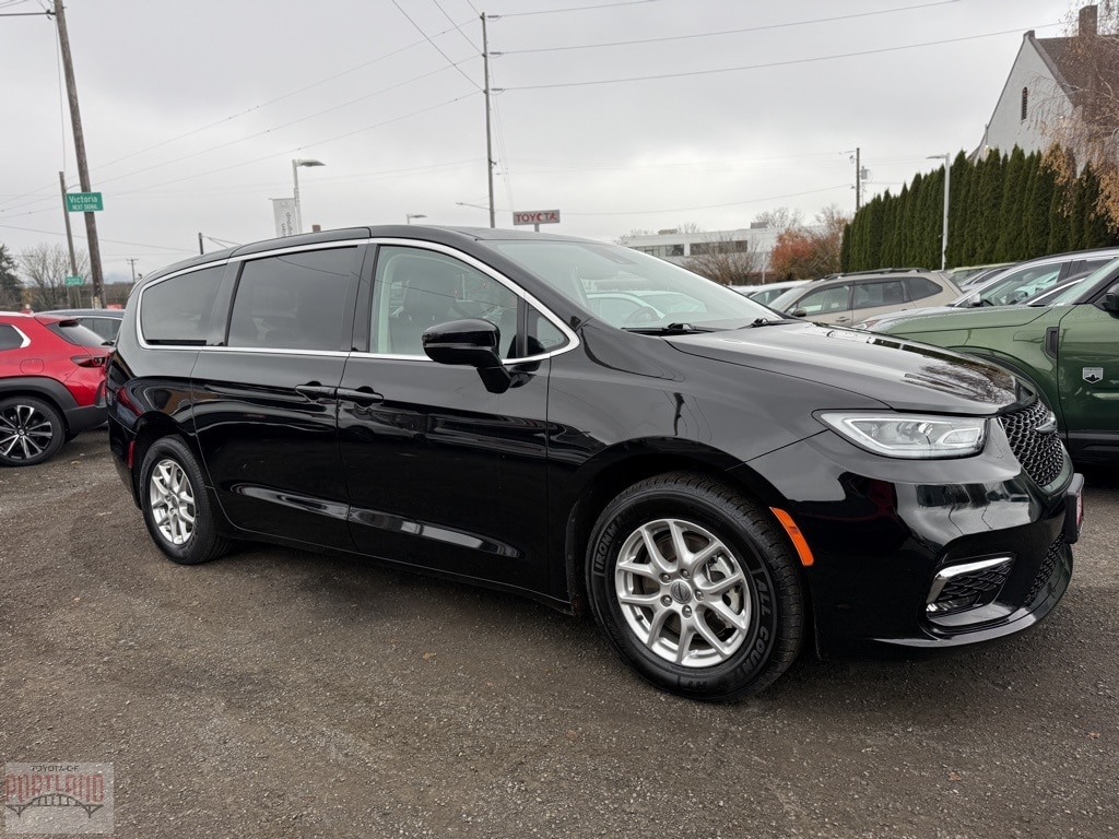 2024 Chrysler Pacifica Touring L's photo