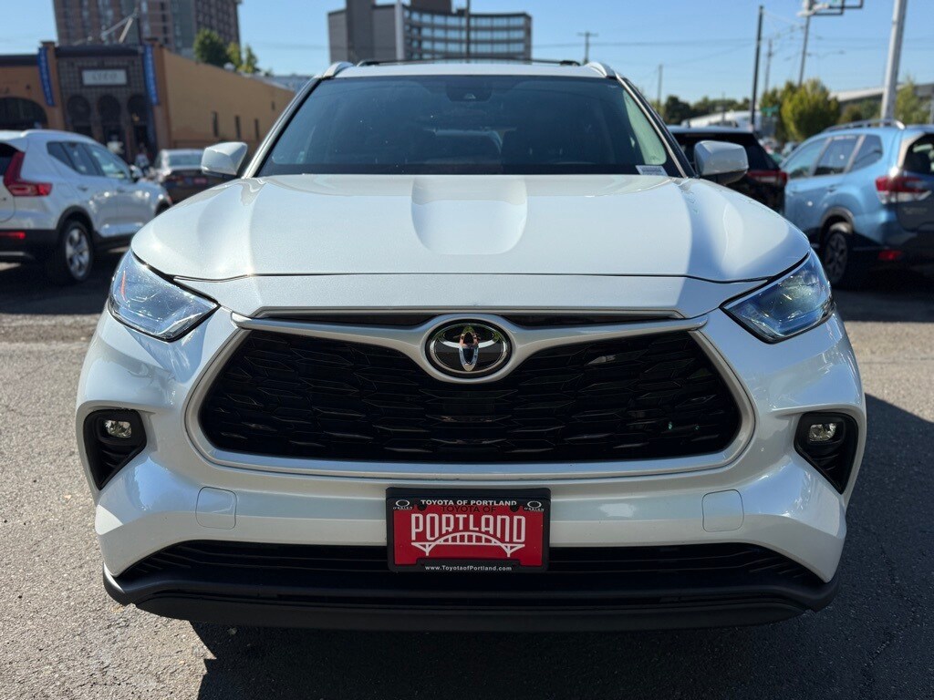 2022 Toyota Highlander XLE photo 3