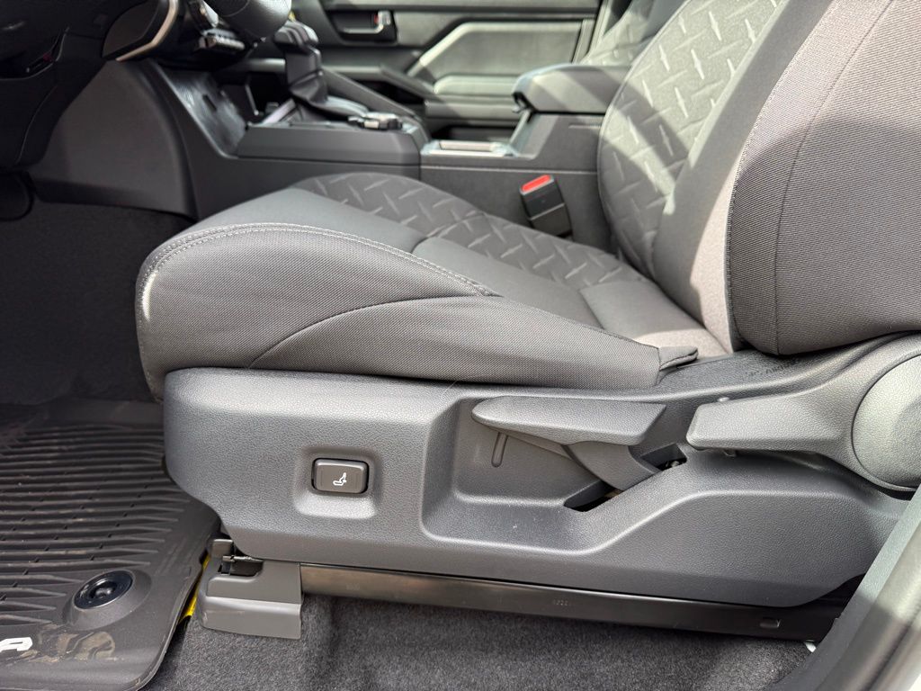 2025 Toyota Tacoma SR5 - Photo 16