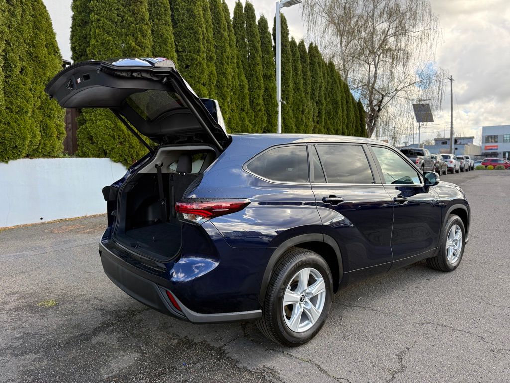 2025 Toyota Highlander LE - Photo 10