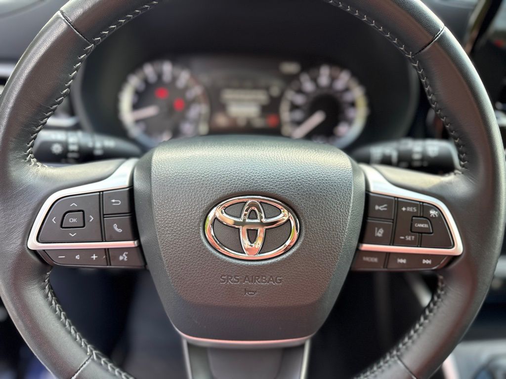 2025 Toyota Highlander LE - Photo 37