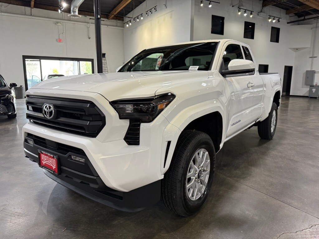 2025 Toyota Tacoma SR5 XtraCab photo 4