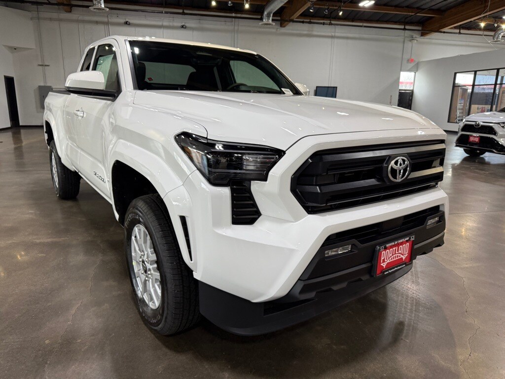 2025 Toyota Tacoma SR5 XtraCab photo 2