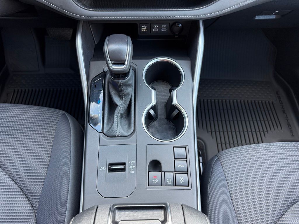 2025 Toyota Highlander LE - Photo 23