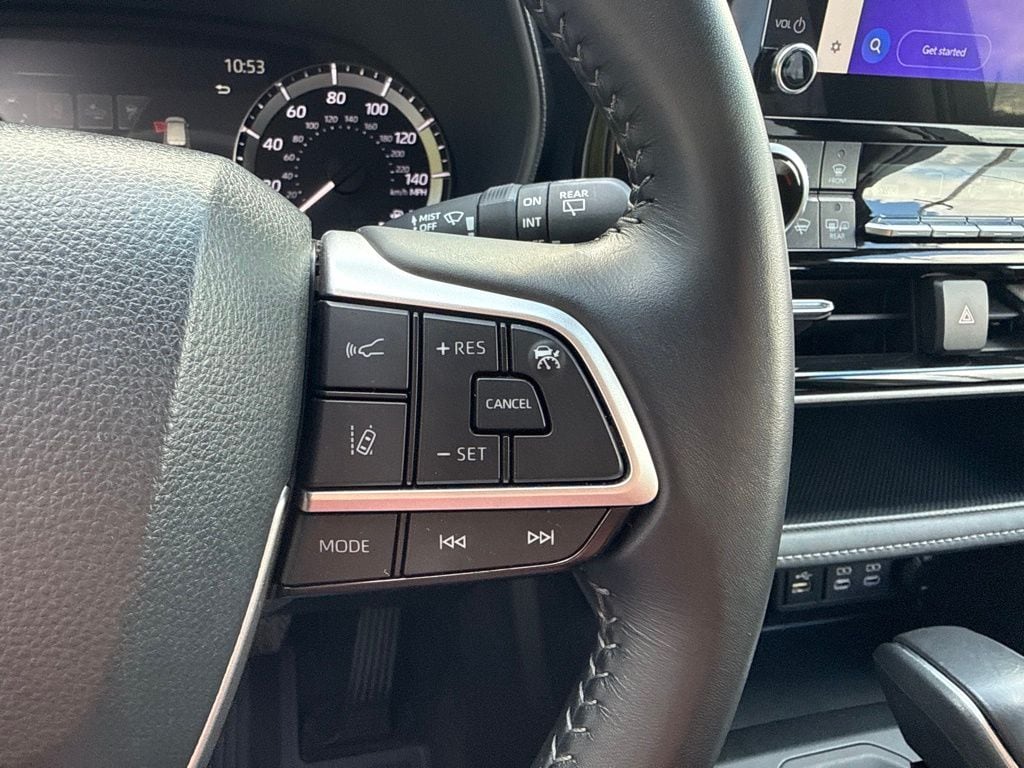 2025 Toyota Highlander LE - Photo 32