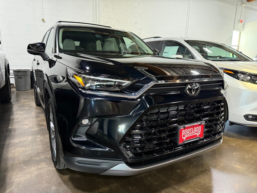 2025 Toyota Highlander Limited Hybrid photo 2