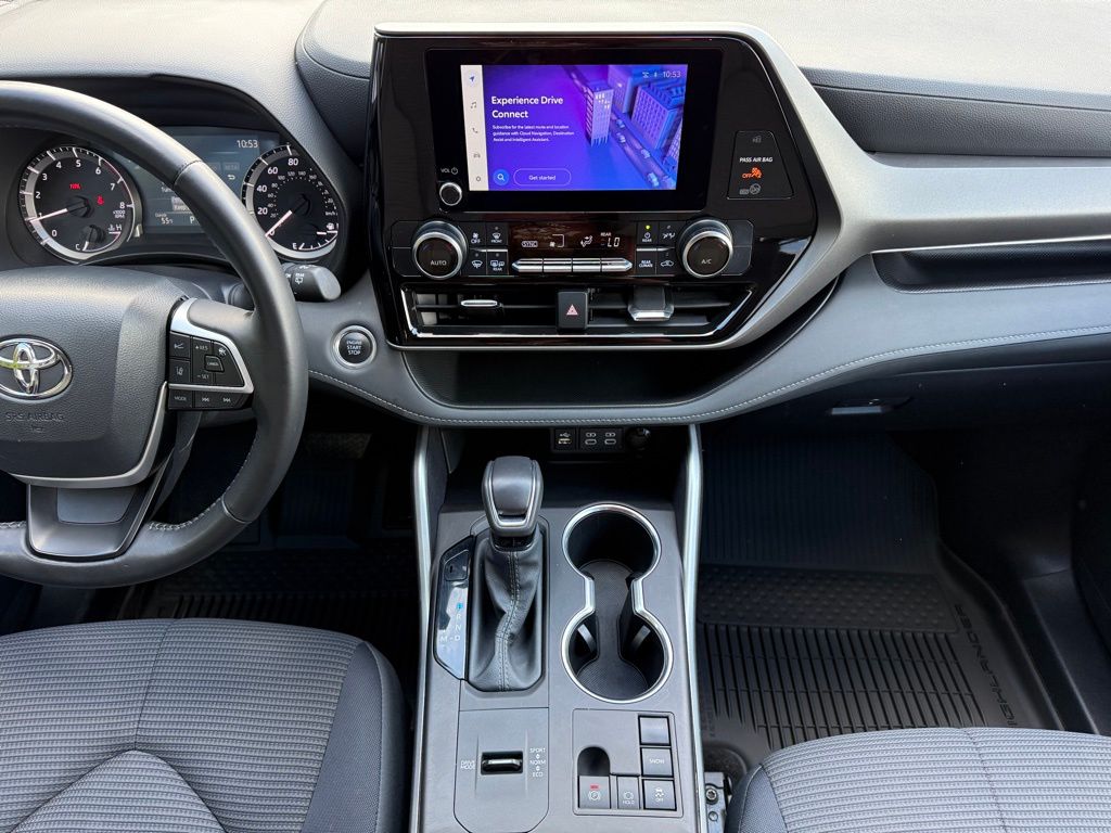 2025 Toyota Highlander LE - Photo 21