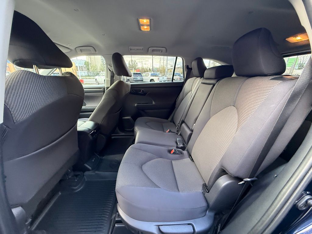 2025 Toyota Highlander LE - Photo 16