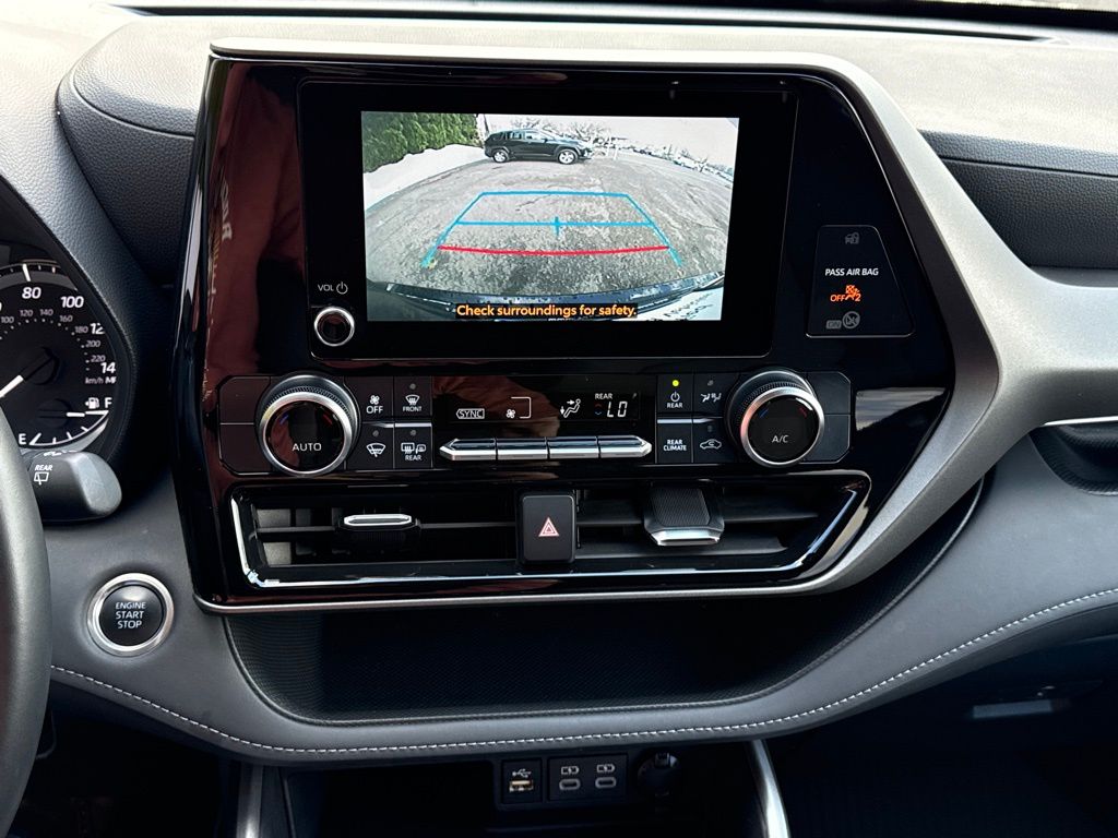 2025 Toyota Highlander LE - Photo 29