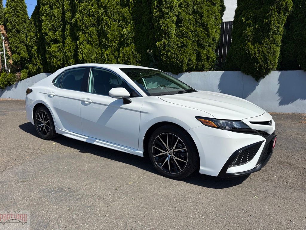 2024 Toyota Camry SE AWD's photo