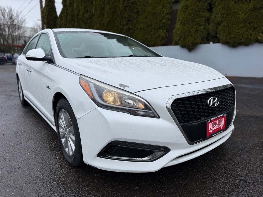 Used 2016 Hyundai Sonata Hybrid Base with VIN KMHE24L16GA008664 for sale in Portland, OR