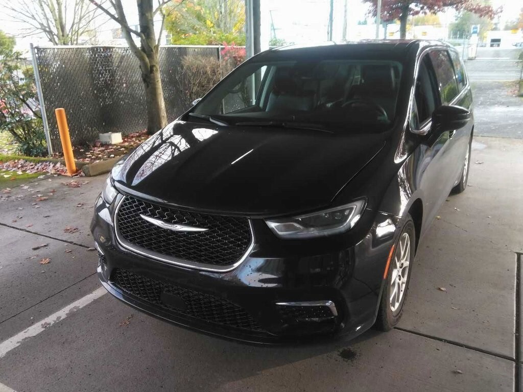 2024 Chrysler Pacifica Touring L photo 2