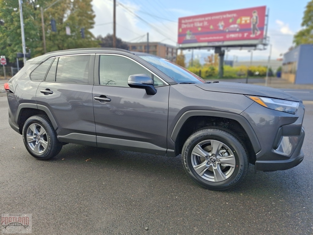 2025 Toyota RAV4 XLE's photo