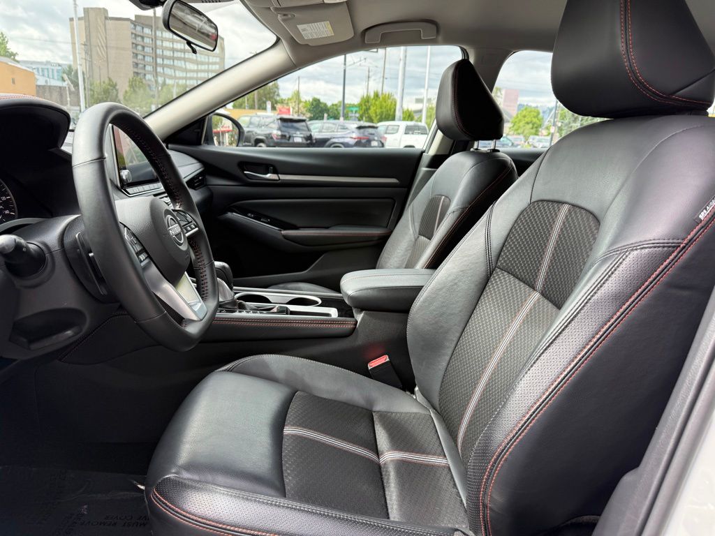 2025 Nissan Altima SR - Photo 13