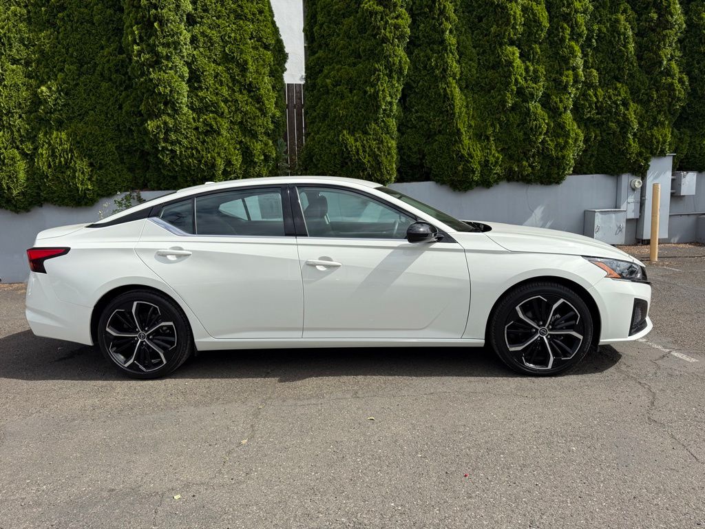 2025 Nissan Altima SR - Photo 10