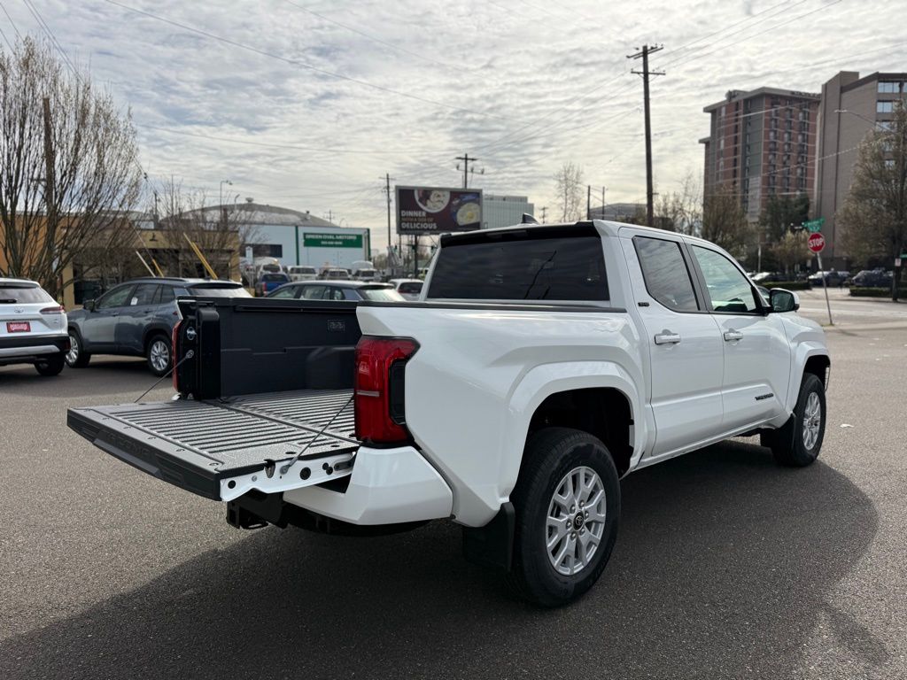 2025 Toyota Tacoma SR5 - Photo 11
