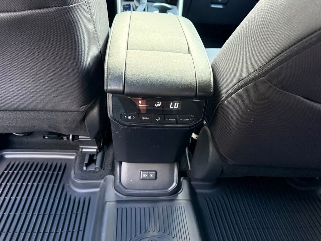 2025 Toyota Highlander LE - Photo 24