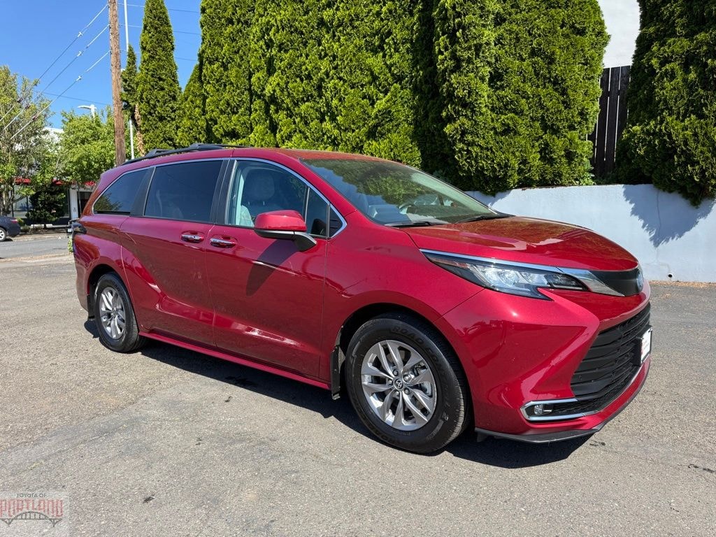 Certified 2023 Toyota Sienna XLE Minivan/Van