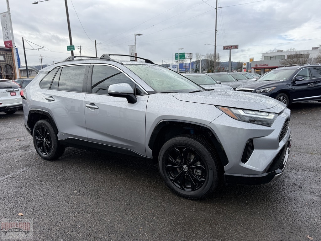 2023 Toyota RAV4 SE's photo