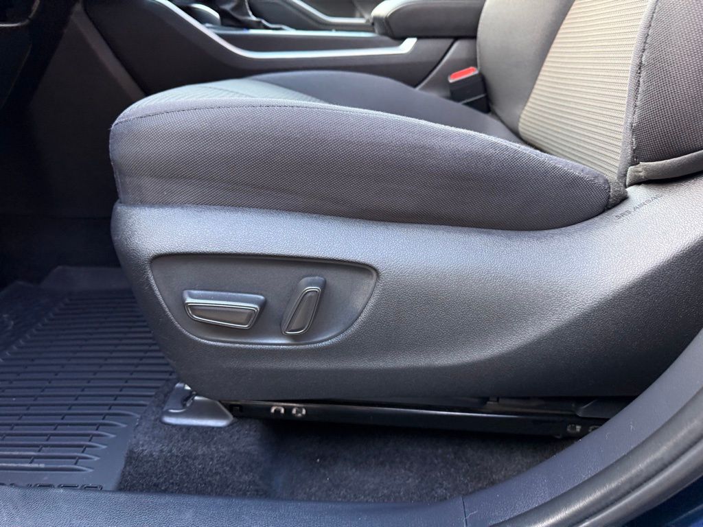 2025 Toyota Highlander LE - Photo 15