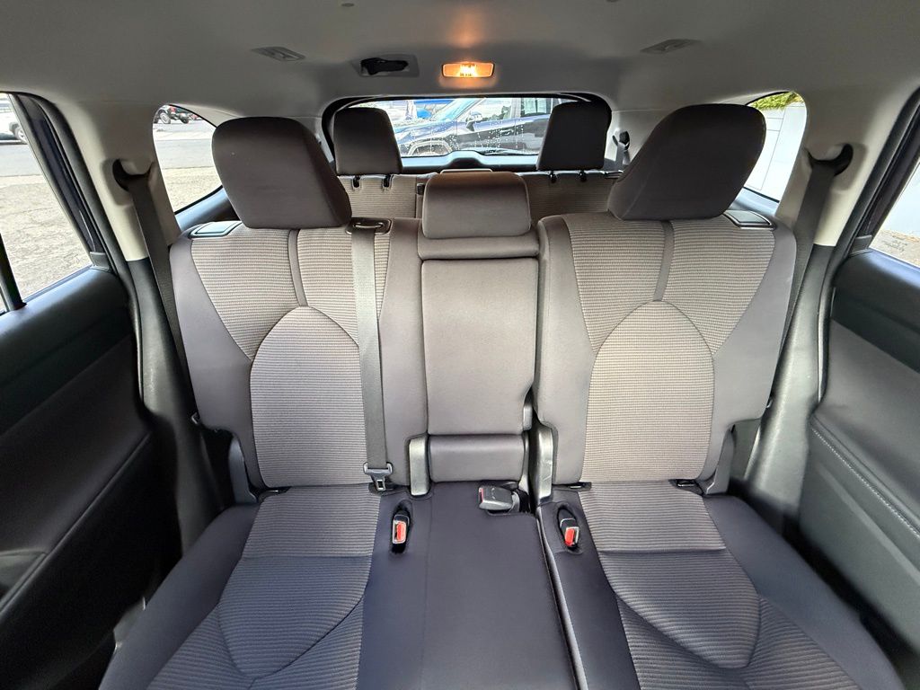 2025 Toyota Highlander LE - Photo 19