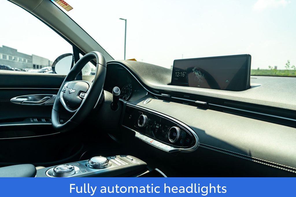 2025 GENESIS GV70 - Image 12