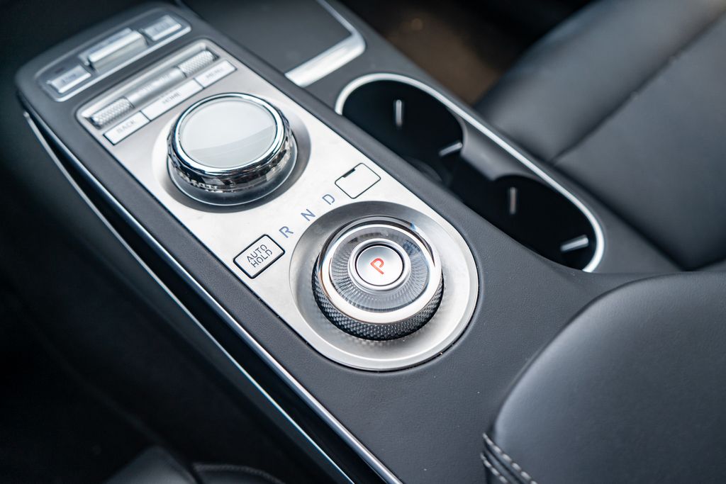 2025 GENESIS GV70 - Image 24