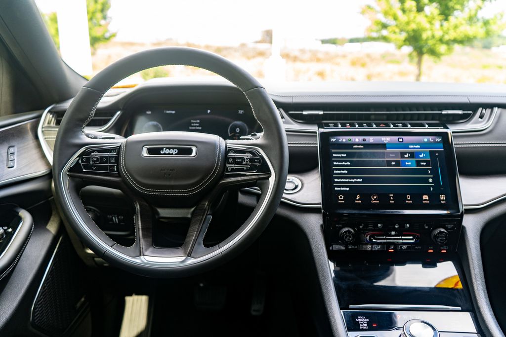 2023 JEEP GRAND CHEROKEE L - Image 17