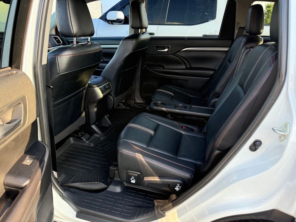 Used 2019 Toyota Highlander SE V6 SUV