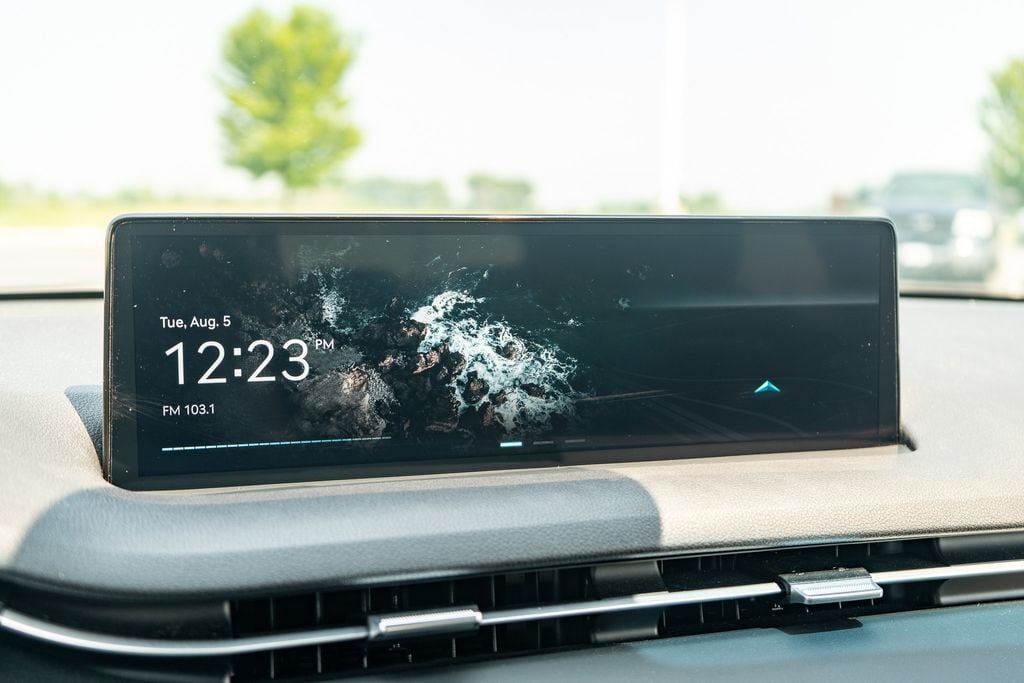 2025 GENESIS GV70 - Image 28