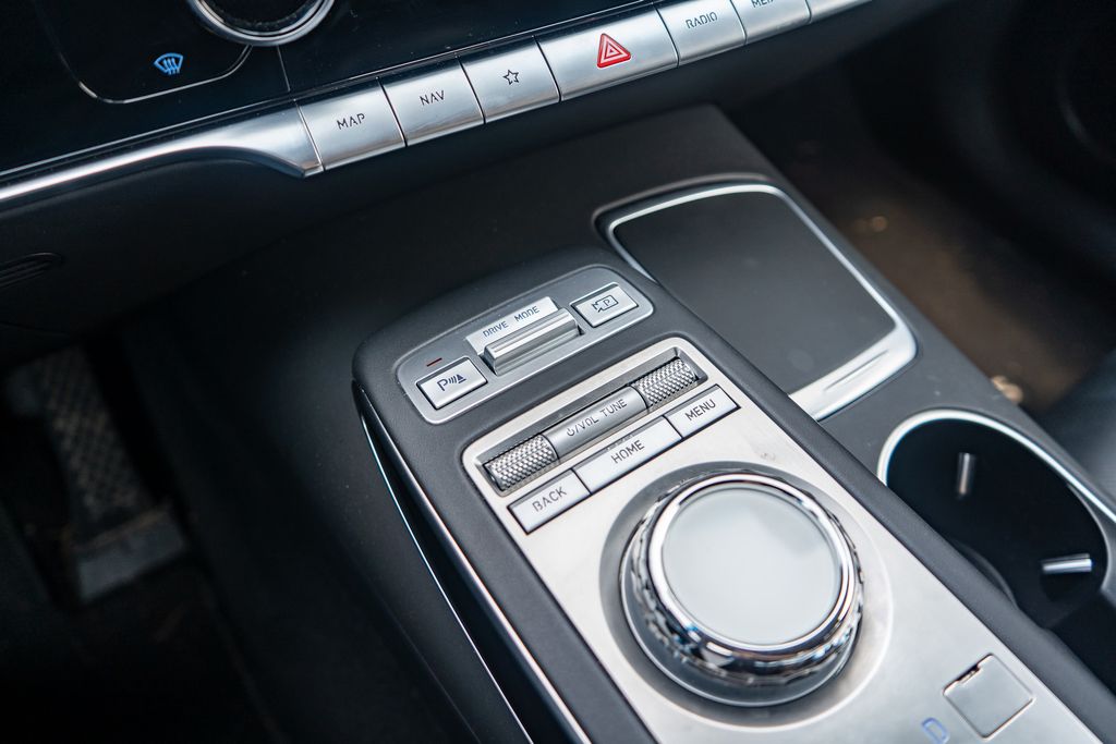2025 GENESIS GV70 - Image 25