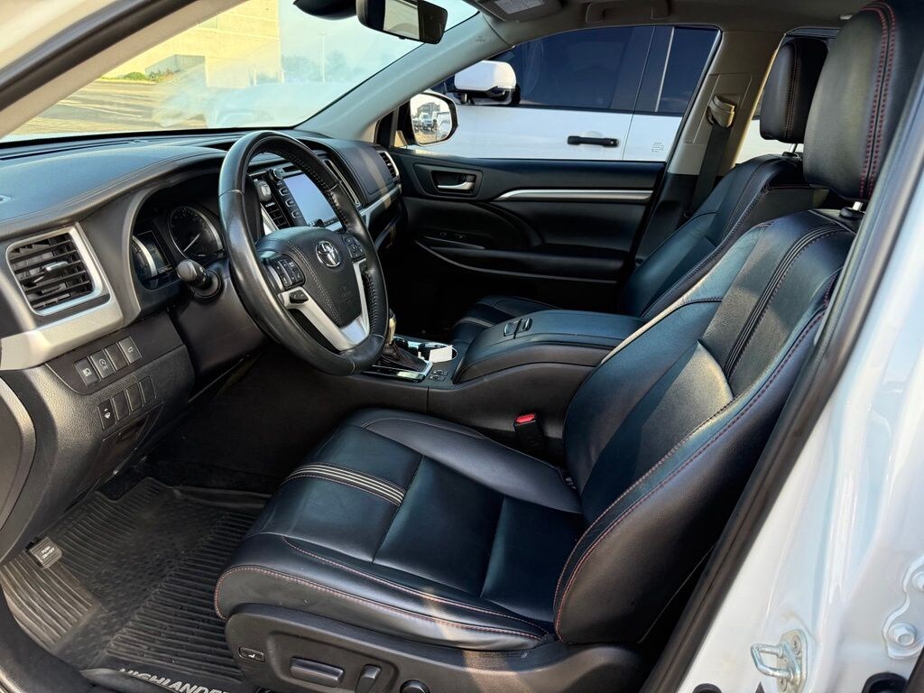 Used 2019 Toyota Highlander SE V6 SUV