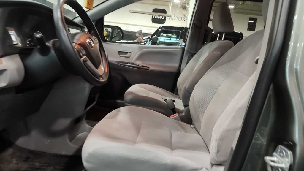 2020 Toyota Sienna L photo 3