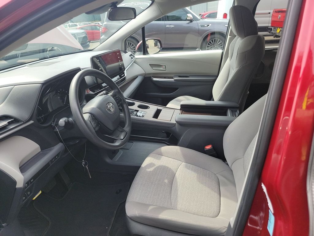 Used 2024 Toyota Sienna LE Minivan/Van