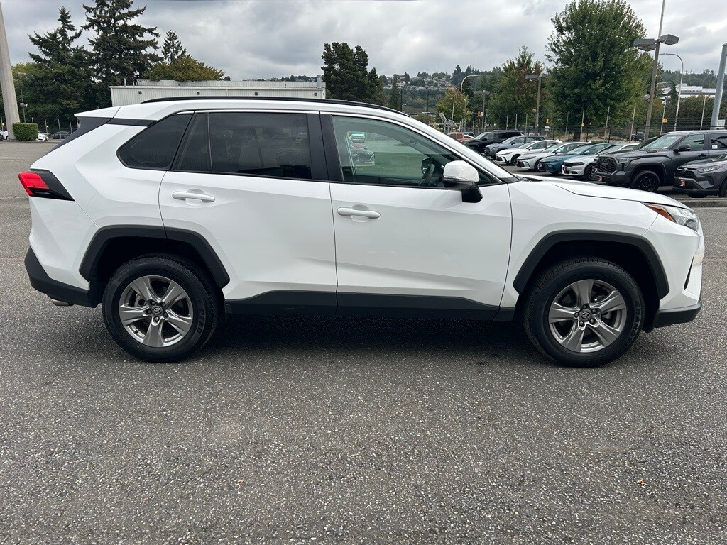 2024 Toyota RAV4 XLE photo 4