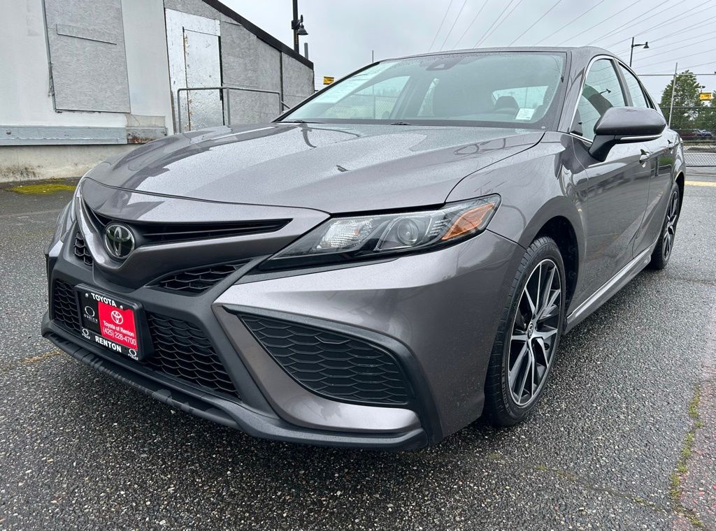 2024 Toyota Camry SE's photo