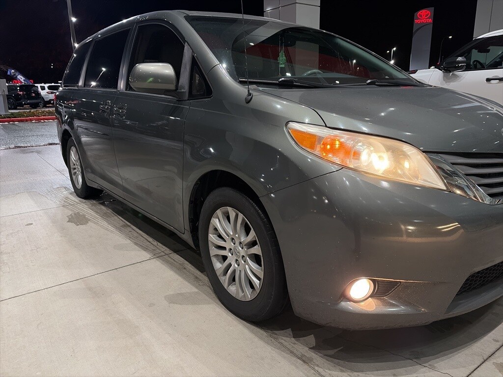2013 Toyota Sienna XLE photo 2