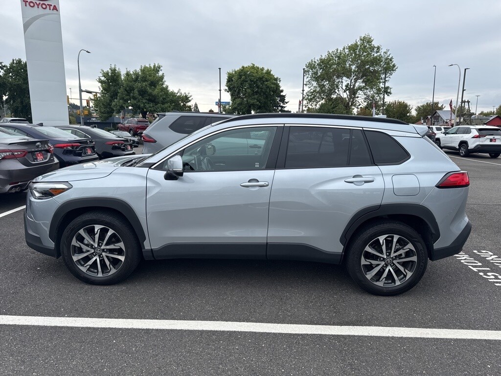 2023 Toyota Corolla Cross XLE photo 2