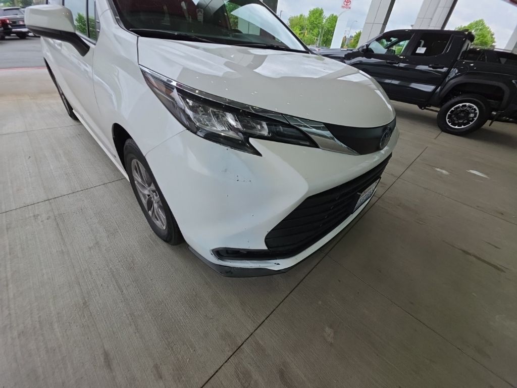 2021 Toyota Sienna LE 8-Passenger Hybrid FWD's photo
