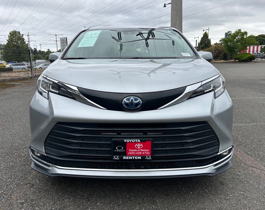Certified 2022 Toyota Sienna XLE Minivan/Van