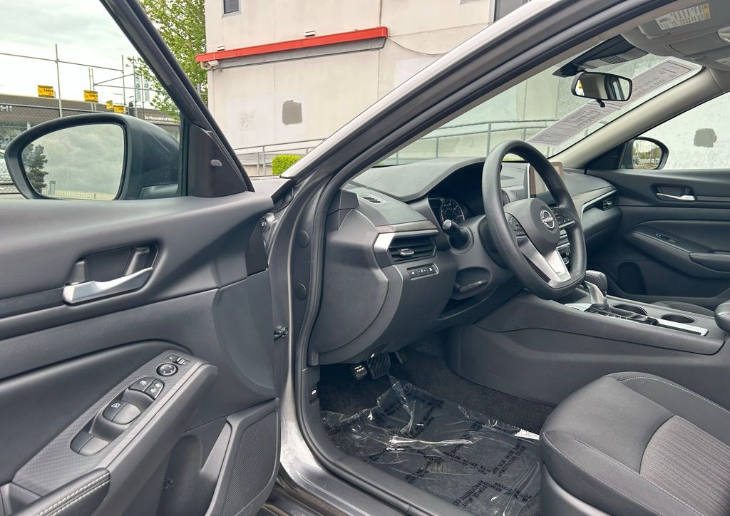 2025 Nissan Altima SV - Photo 9