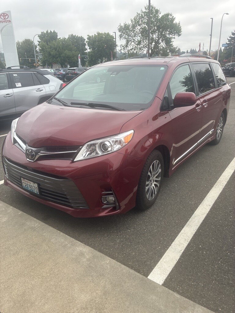 2020 Toyota Sienna XLE photo 2