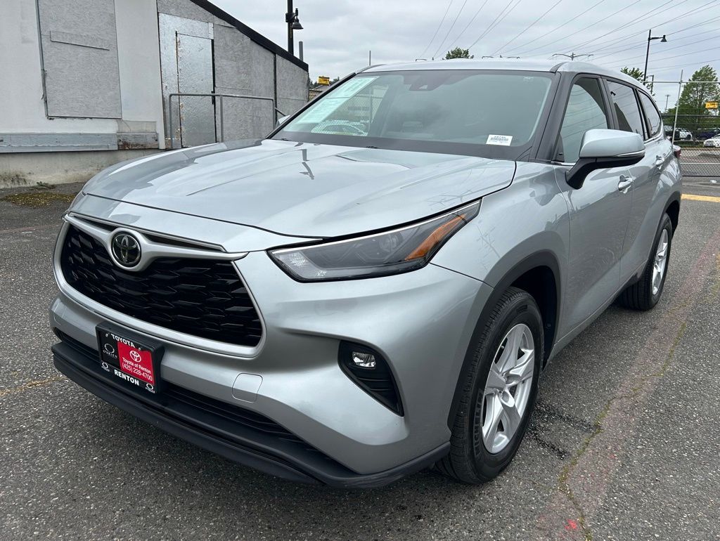 2025 Toyota Highlander LE FWD's photo