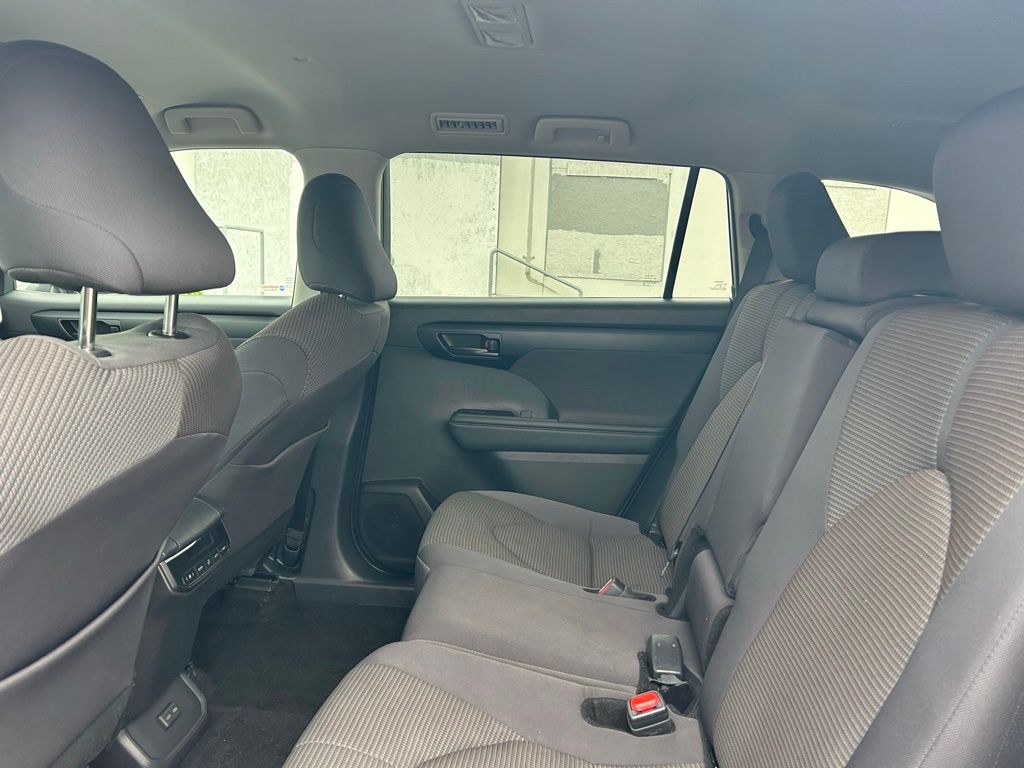 2025 Toyota Highlander LE - Photo 12