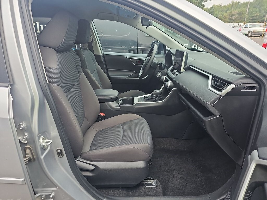 2023 Toyota RAV4 Hybrid LE photo 3