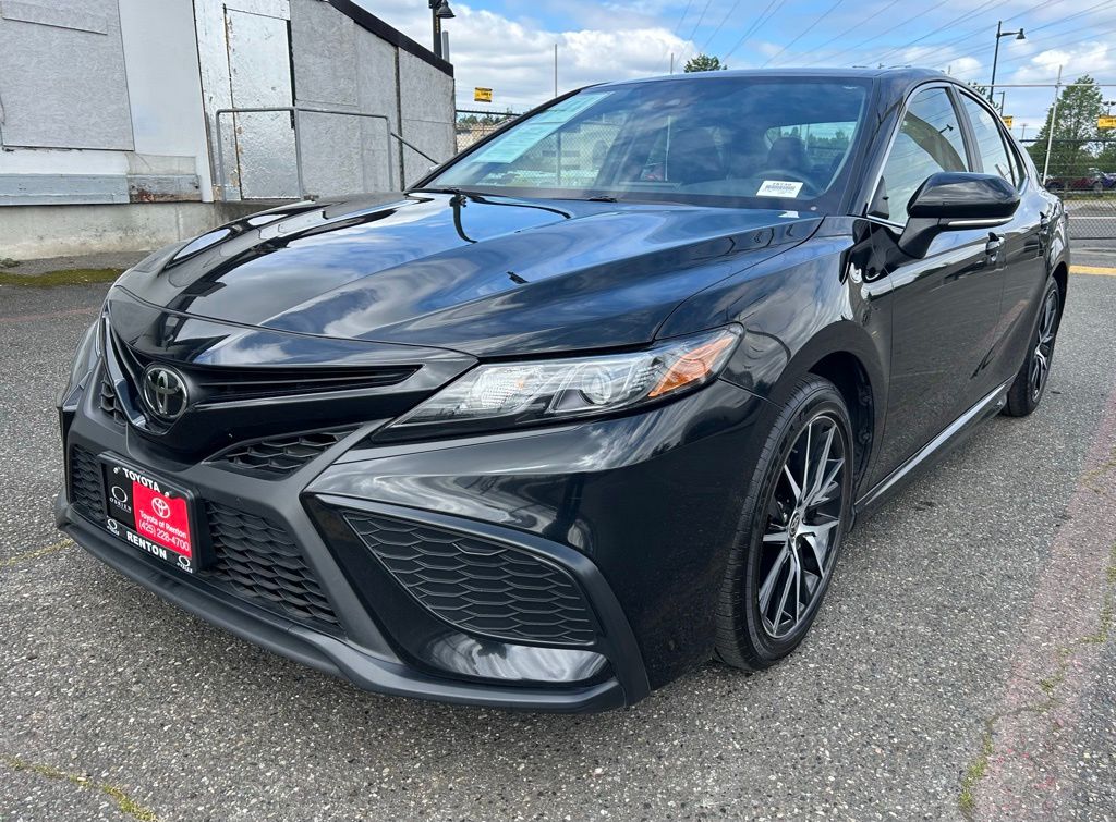 2024 Toyota Camry SE's photo